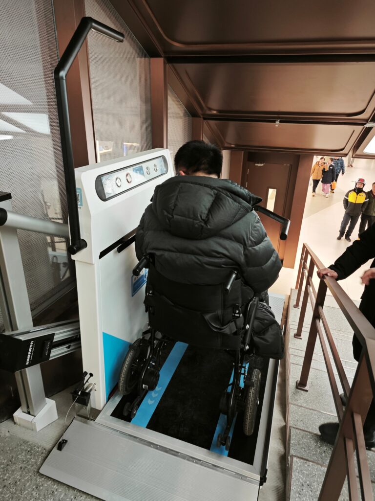 輪椅使用者試乘輪椅升降平臺