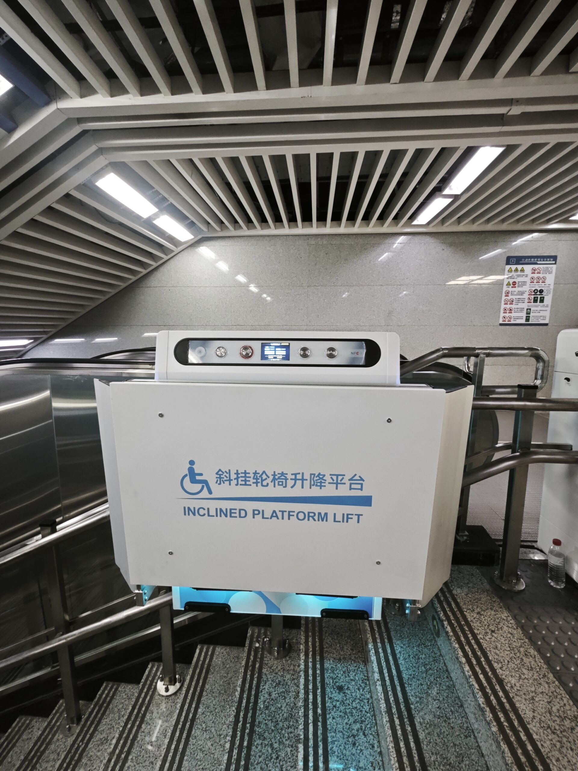 陜西地鐵6號線鐘樓站輪椅升降平臺圖片3
